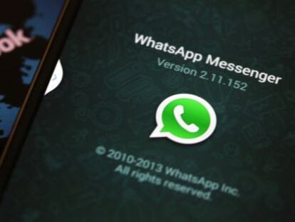 Logotipos do WhatsApp e Facebook.