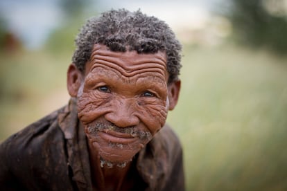 Kayate es un anciano cazador bosquimano que no sabe cuántos años tiene. Él vivió en los tiempos en que su comunidad era libre y podía habitar en la Reserva Central del Kalahari, y ha vivido las expulsiones que el Gobierno realizó en 1997, 2002 y 2005.