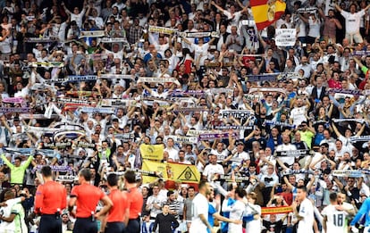 Los aficionados del Real Madrid celebran la victoria ante el Manchester City, al término del partido.