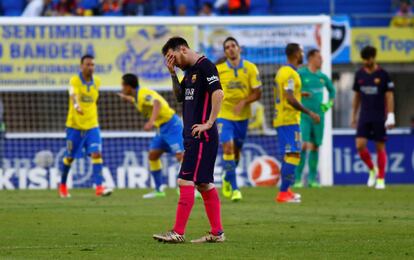 El jugador del Barcelona Leo Messi se lamenta tras el gol anotado por Las Palmas.