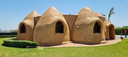 Alojamientos levantados con tierra local del proyecto marroquí Eco-Dôme, en una imagen cedida. 