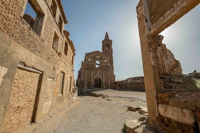 La iglesia de San Martín, al fondo, entre las ruinas del Pueblo Viejo de Belchite.