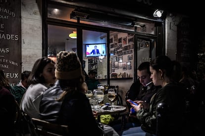 Clientes de um café em Bordeaux conversam ao ar livre na quarta-feira, durante o anúncio de um novo confinamento por Macron.