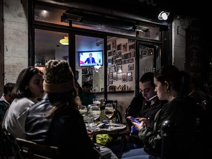 Clientes de um café em Bordeaux conversam ao ar livre na quarta-feira, durante o anúncio de um novo confinamento por Macron.