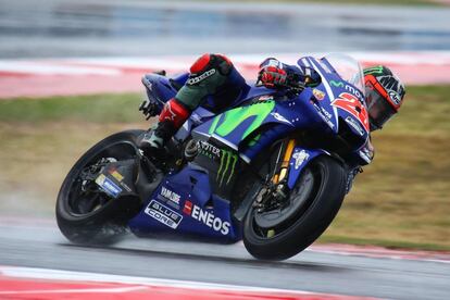 Maverick Viñales del equipo Movistar Yamaha, en una de las curvas de la carrera.