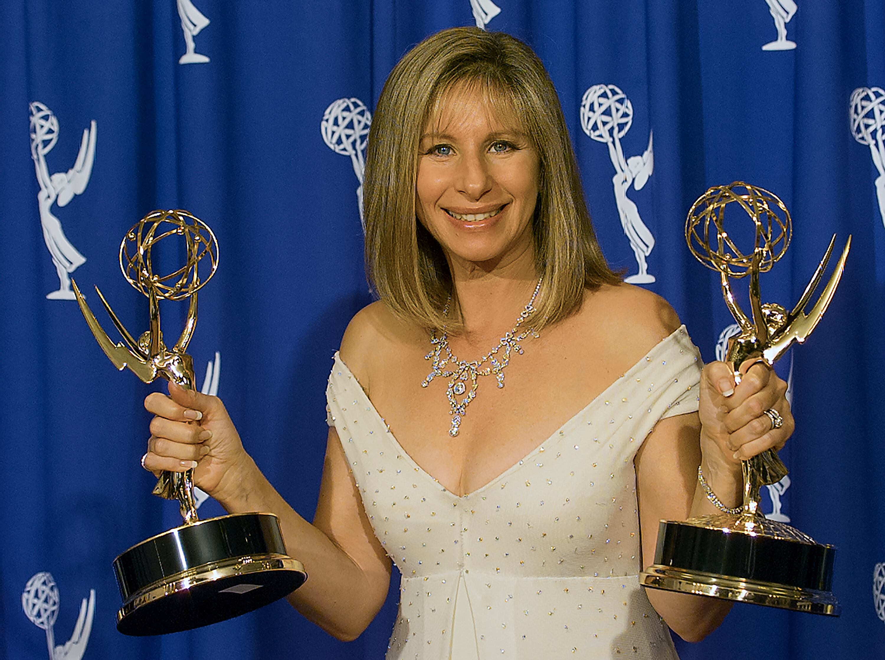 Barbra Streisand entre bastidores en la entrega de los premios Emmy, el 10 de septiembre de 1995 en Pasadena, California.
