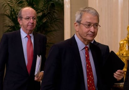 Dr Miguel Cabanela (right) enters the press conference with the head of the King&#039;s household, Rafael Spottorno.