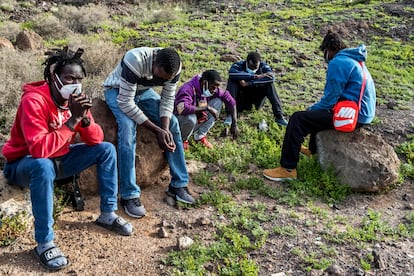 Jóvenes senegaleses huidos del sistema de acogida oficial sobreviven durmiendo en el campo ante el temor de ser deportados.