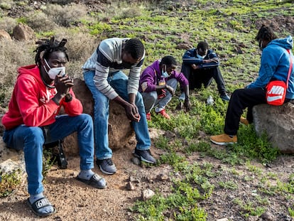 Jóvenes senegaleses huidos del sistema de acogida oficial sobreviven durmiendo en el campo ante el temor de ser deportados.