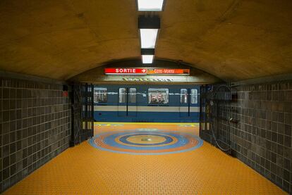 As cores vivas de seus pisos caracterizam a estação de metrô Jean Talon desta cidade canadense.