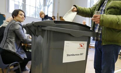 En estos comicios participan 28 partidos políticos de diferentes ideologías, aunque solo los primeros 13 obtendrán un importante número de votos. En la imagen, un hombre deposita su papeleta electoral en Utrecht.
