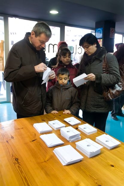 En la ciudad catalana más grande que organizaba las consultas este 13-D, Sant Cugat del Vallès, se han habilitado 48 urnas en ocho colegios electorales.