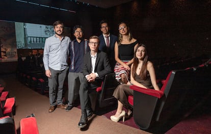 Mariana Giacoman, Camila Colima, Julio González, Giacomo Orozco, Emiliano Trujillo and Alejandro Adame, scholarship recipients at the writing center.