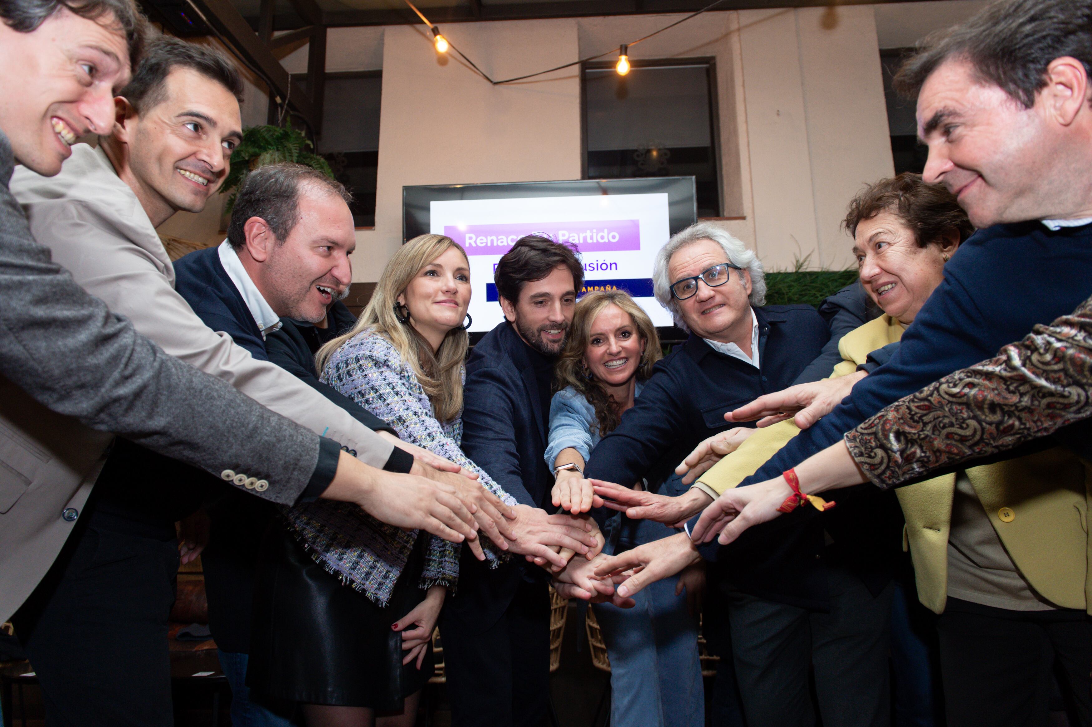 Patricia Guasp y Adrián Vázquez, junto a su equipo antes del acto de fin de campaña, el martes en Madrid.