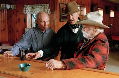 David Lynch, con el actor Richard Farnsworth, a la derecha, en el rodaje de 'Una historia verdadera'.