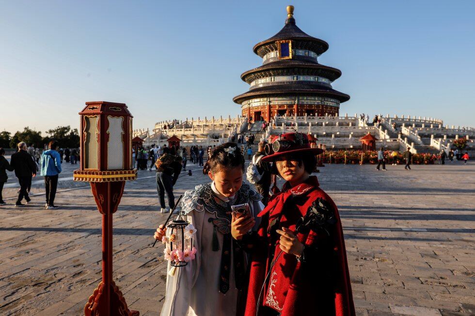 Los turistas visitan el Templo del Cielo en Pekín (China), durante los festejos de la Semana Dorada que concluirán este miércoles.