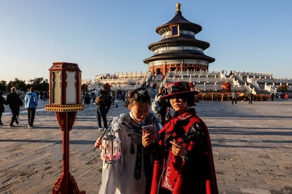 Los turistas visitan el Templo del Cielo en Pekín (China), durante los festejos de la Semana Dorada que concluirán este miércoles.