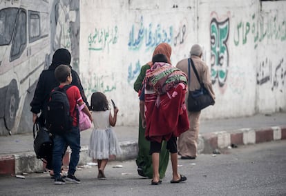 Mujeres y niños palestinos desplazados tras los bombardeos en Gaza, el día 10.