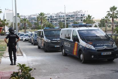 Vehículos de Policía Nacional durante la operación contra las narcolanchas.