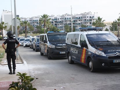 Vehículos de Policía Nacional durante la operación contra las narcolanchas.