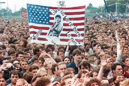 Público asistente al concierto de Bruce Springsteen en el Berlín Este, al que asistieron 150.000 espectadores jóvenes de la República Democrática Alemana
