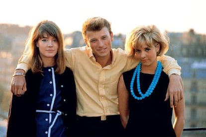 Desde la izquierda: La cantautora y modelo Françoise Hardy, Johnny Hallyday y la cantante y actriz Sylvie Vartan. Vartan y Hallyday fueron la pareja de moda en Francia a mediados de los sesenta. Se casaron en 1965 y se divorciaron en 1980.