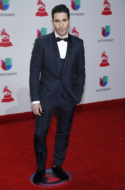 El actor Miguel Ángel Silvestre fue otro de los invitados que pasó por la alfombra roja de los premios Grammys.