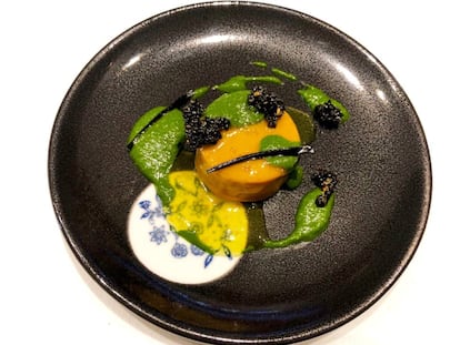FUAGRÁS DE RAPE CON GOLOSINA DE ALGA KOMBU, SÉSAMO NEGRO Y CREMA DE WASABI / CAPEL