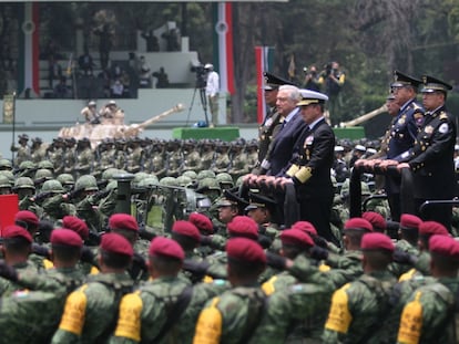 El presidente López Obrador, durante un desfile militar en Ciudad de México.