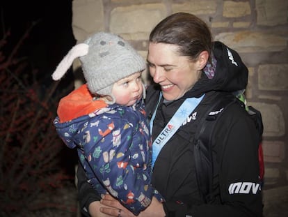 Jasmin Paris, con su hija Rowan, tras terminar la Montane Spine Race.