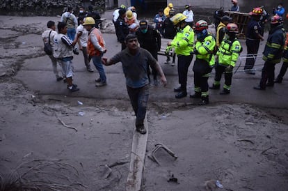 Diverses persones abandonen la localitat d'El Rodeo, a 35 km al sud de Ciutat de Guatemala, després de l'erupció del volcà de Fuego, el 3 de juny.