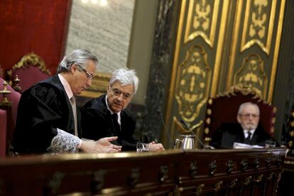 Como es juez, Garzón se ha podido sentar junto a su abogado, Francisco Baena Bocanegra (a su derecha). Al fondo, el juez Luciano Varela.