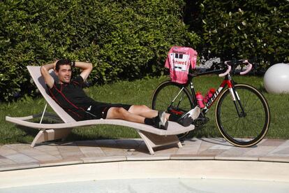 Dumoulin, relajado junto a la piscina el día de descanso, la maglia rosa sobre su bici.