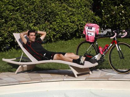 Dumoulin, relajado junto a la piscina el día de descanso, la maglia rosa sobre su bici.