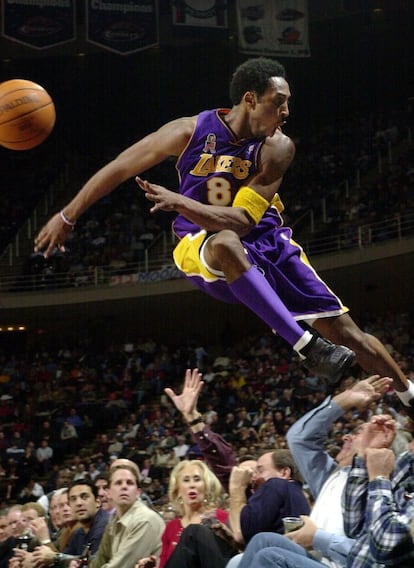 Kobe Bryant salta sobre el público después de taponar un balón durante un partido ante los Houston Rockets, en 2001.