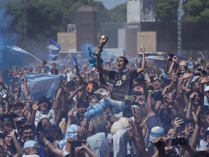 Aficionados argentinos celebran el triunfo del equipo de la Copa del Mundo en Buenos Aires.