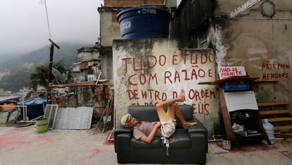 Un habitante de la favela Rocinha, en Río de Janeiro.