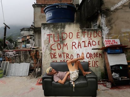 Un habitante de la favela Rocinha, en Río de Janeiro. 