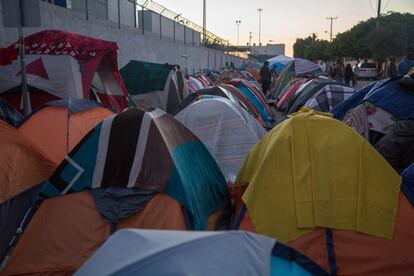 Las tiendas de campañas se superponen a lo largo de El Chaparral, en Tijuana. En ellas descansan las familias más afortunadas. Muchos migrantes tienen que dormir a la intemperie y se resguardan del frío con plásticos y cartones, enfrentando las adversidades del clima.