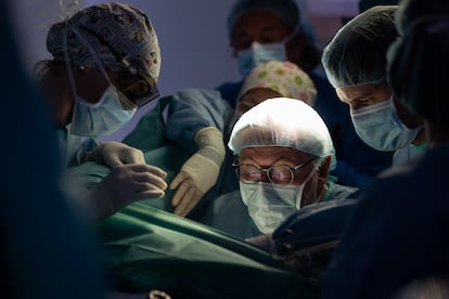 El doctor Antonio de Lacy y su equipo intervienen en el Hospital Clínic a una paciente con un tumor de recto