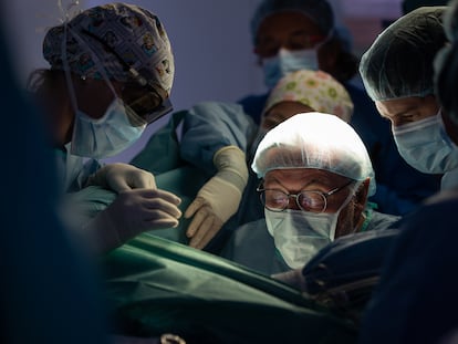 El doctor Antonio de Lacy y su equipo intervienen en el Hospital Clínic a una paciente con un tumor de recto