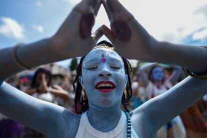 Carnaval tradicional "Pena de Pavão de Krishna", que celebra as divindades indígenas em Belo Horizonte (Brasil), no dia 11 de fevereiro de 2018.