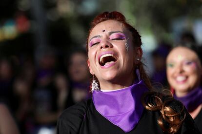 Una mujer canta mientras participa en la movilización contra la violencia de género en Bogotá.