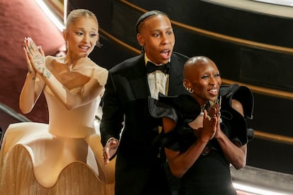  Ariana Grande, Lena Waithe y Cynthia Erivo reaccionan a la victoria de Nathan Crowley y Lee Sandales en el Oscar al Mejor Diseño de Producción por 'Wicked'.