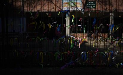 La valla principal del Colegio Vicente Ochoa, de Logroño, con los lazos que simbolizan el apoyo de los padres al centro.