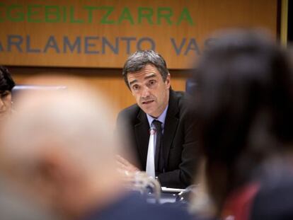 El secretario de Paz y Convivencia del Gobierno Vvasco, Jonan Fernández, en el Parlamento.