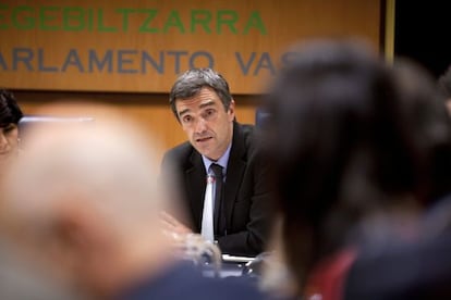 El secretario de Paz y Convivencia del Gobierno Vvasco, Jonan Fernández, en el Parlamento.