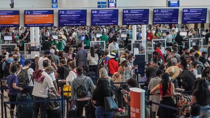 Colas de viajeros en el aeropuerto internacional de Cancún (México) en marzo del pasado año.