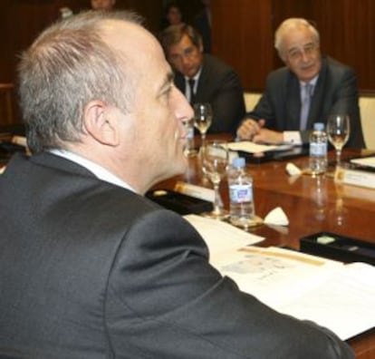 Miguel Sebastián (primer plano), y Pedro Rivero (enfrente, en el centro), entonces presidente de Unesa, en 2008