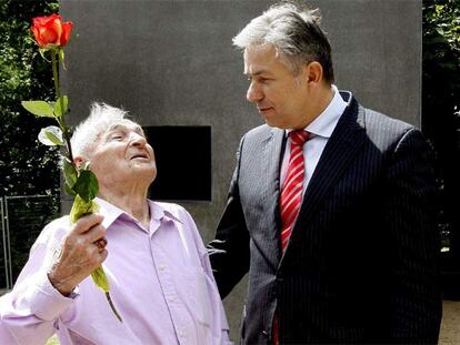 Rudolf Bradza (izquierda) y el alcalde de Berlín, Klaus Wowereit, en el homenaje a las víctimas gays del nazismo.